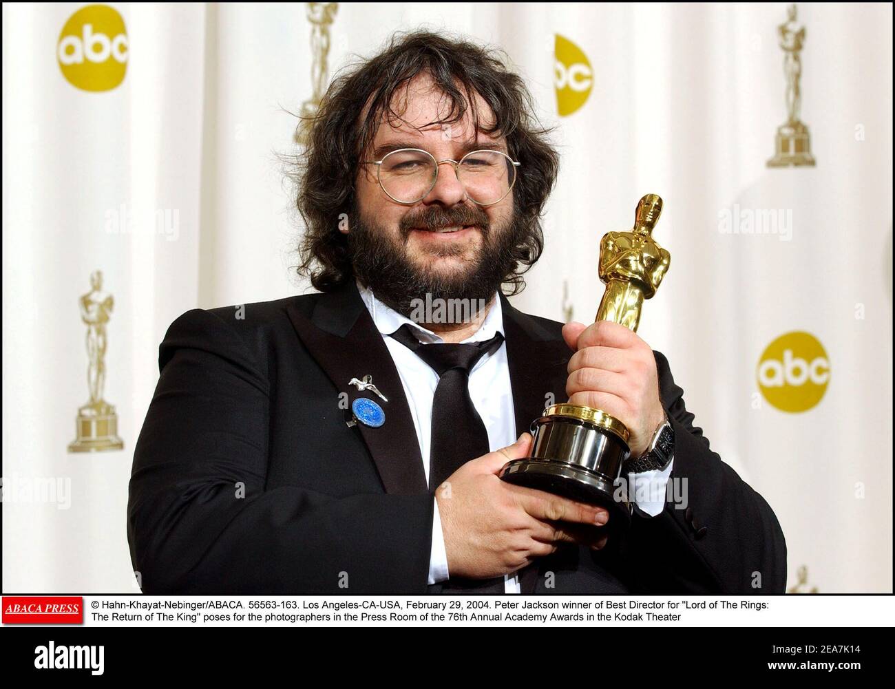 Peter Jackson vincitore del miglior regista per Lord of the Rings: Il ritorno del Re pone per i fotografi nella Sala Stampa del 76° Premio annuale dell'Accademia presso il Kodak Theatre di Los Angeles, California. (Nella foto : Peter Jackson) Foto di Hahn-Khayat-Nebinger/ABACA Foto Stock
