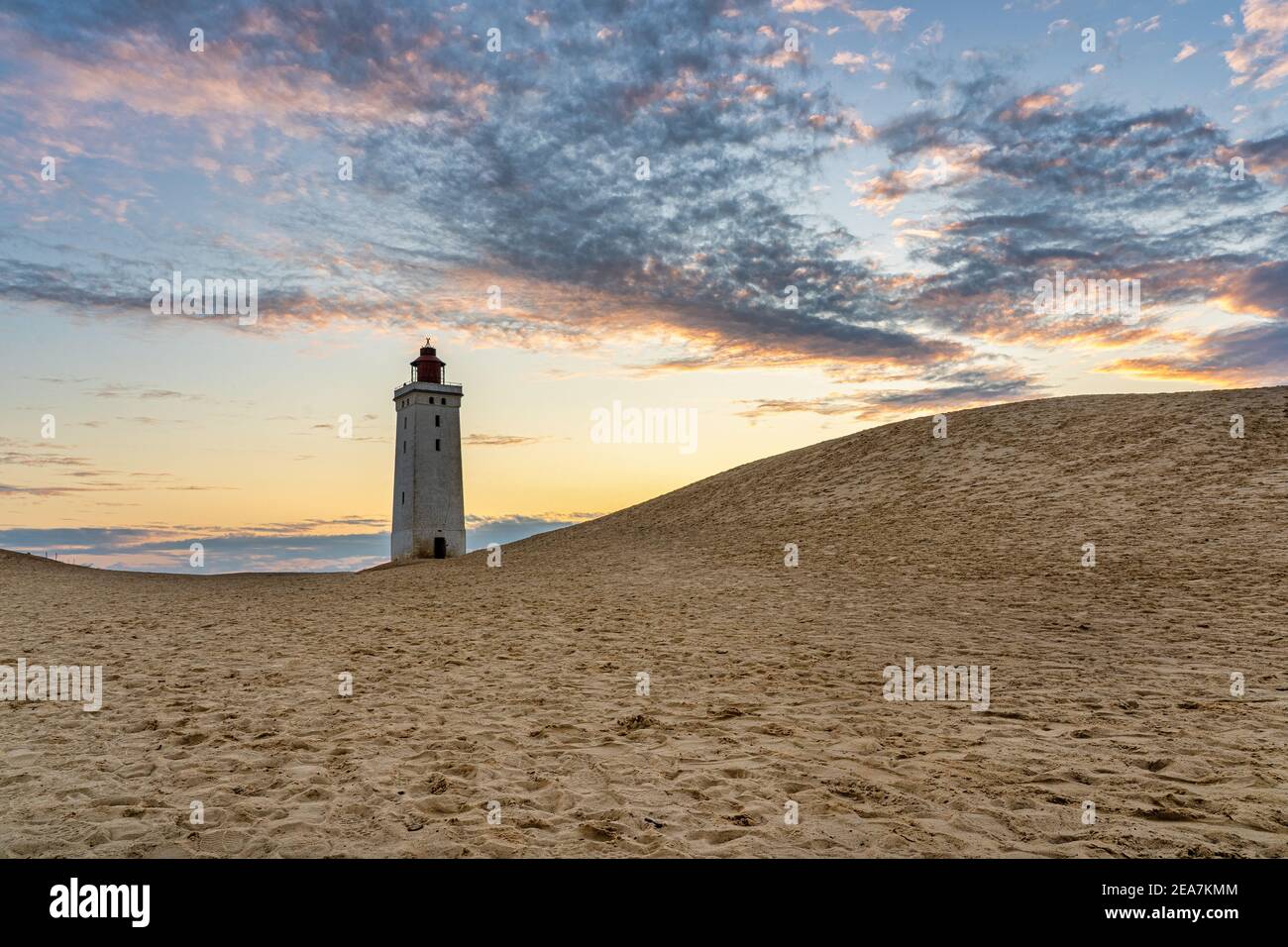 Faro su una grande duna di sabbia di fronte al Mar Baltico in Jutland, Danimarca Foto Stock