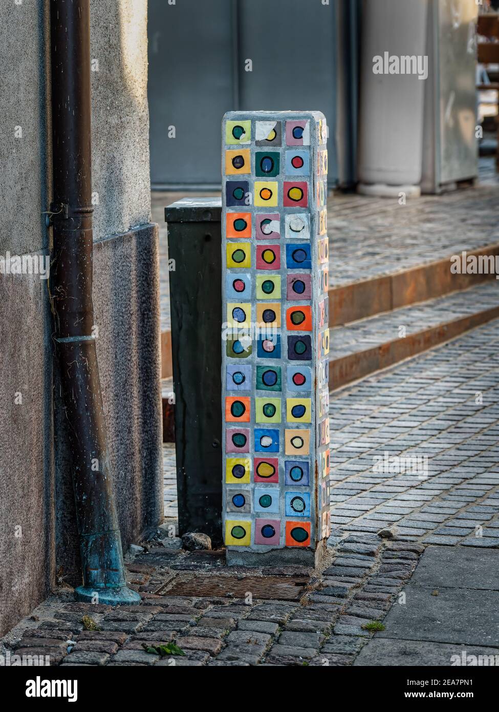 Pietra decorata sul sentiero a Nykoebing F nella Danimarca rurale Foto Stock