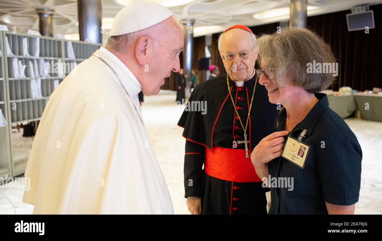 Roma, Italia. 16 Ott 2018. 16 ottobre 2018 : Papa Francesco incontra Suor Nathalie Becquart durante la sessione pomeridiana del Sinodo dei Vescovi sul tema "giovani, fede e discernimento vocazionale" nella Nuova Sala del Sinodo in Vaticano. SOLO PER USO EDITORIALE. NON IN VENDITA PER CAMPAGNE PUBBLICITARIE O DI MARKETING. Credit: Agenzia fotografica indipendente/Alamy Live News Foto Stock