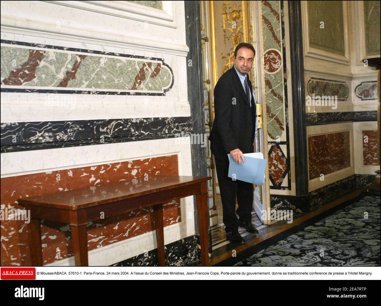 © Mousse/ABACA. 57610-1. Parigi-Francia, 24 marzo 2004. A l'Issue du Conseil des Ministres, Jean-Francois cope, Porte-parole du gouvernement, donne sa traditionnelle conference de presse a l'Hotel Marigny. Foto Stock