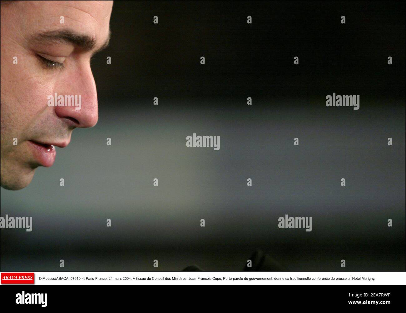 © Mousse/ABACA. 57610-4. Parigi-Francia, 24 marzo 2004. A l'Issue du Conseil des Ministres, Jean-Francois cope, Porte-parole du gouvernement, donne sa traditionnelle conference de presse a l'Hotel Marigny. Foto Stock