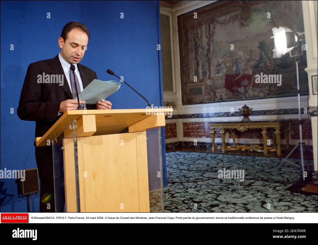 © Mousse/ABACA. 57610-7. Parigi-Francia, 24 marzo 2004. A l'Issue du Conseil des Ministres, Jean-Francois cope, Porte-parole du gouvernement, donne sa traditionnelle conference de presse a l'Hotel Marigny. Foto Stock