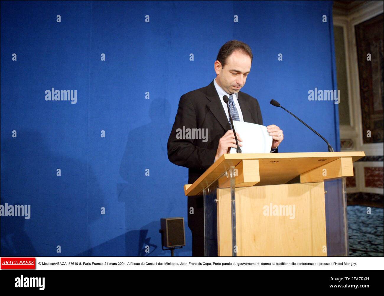 © Mousse/ABACA. 57610-8. Parigi-Francia, 24 marzo 2004. A l'Issue du Conseil des Ministres, Jean-Francois cope, Porte-parole du gouvernement, donne sa traditionnelle conference de presse a l'Hotel Marigny. Foto Stock