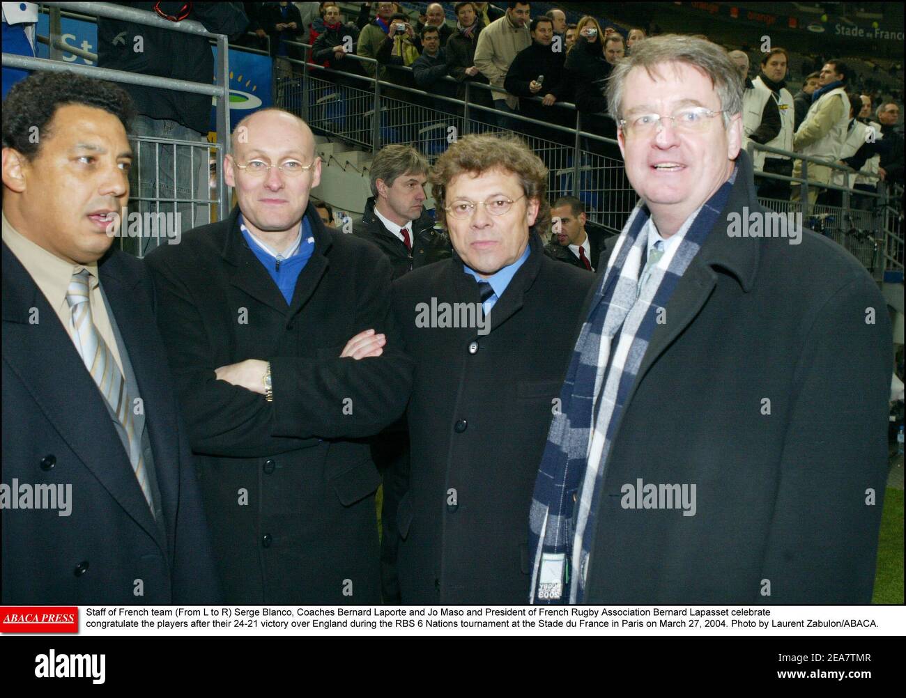 Lo staff della squadra francese (da L a R) Serge Blanco, Coaches Bernard Laporte e Jo Maso e il presidente dell'Associazione francese di rugby Bernard Lapasset festeggiano i giocatori dopo la vittoria del 24-21 sull'Inghilterra durante il torneo RBS 6 Nations allo Stade du France di Parigi il 27 marzo, 2004. Foto di Laurent Zabulon/ABACA. Foto Stock