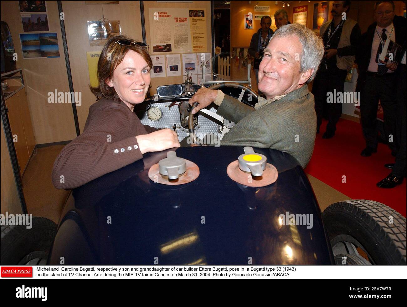 Michel e Caroline Bugatti, rispettivamente figlio e nipote del costruttore di automobili Ettore Bugatti, si pongono in un Bugatti tipo 33 (1943) sullo stand della TV Channel Arte durante la fiera MIP-TV di Cannes il 31 marzo 2004. Foto di Giancarlo Gorassini/ABACA. Foto Stock