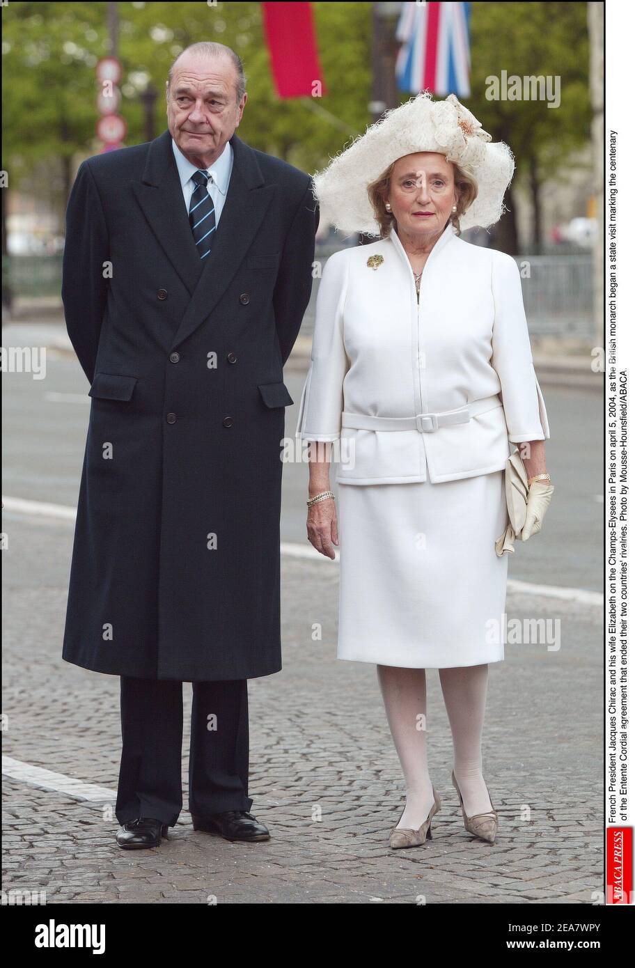 Il presidente francese Jacques Chirac e sua moglie Bernadette sugli Champs-Elysees a Parigi il 5 aprile 2004, quando il monarca britannico ha iniziato una visita di Stato di tre giorni, segnando il centenario dell'accordo cordiale di Entente che ha posto fine alle rivalità dei due paesi. Foto di Mousse-Hounsfield/ABACA. Foto Stock