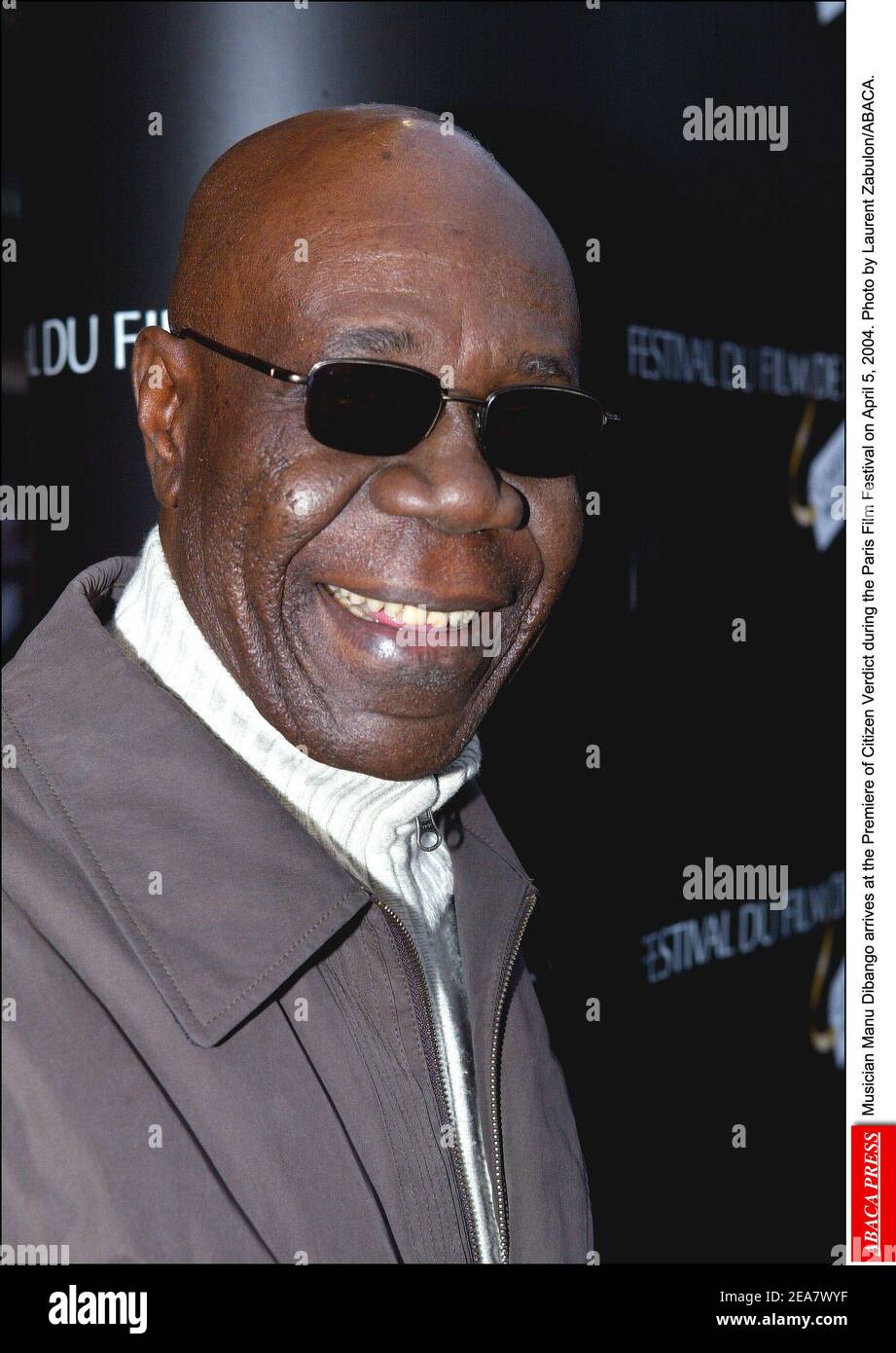 Il musicista Manu Dibango arriva alla Premiere del verdetto cittadino durante il Festival del Cinema di Parigi il 5 aprile 2004. Foto di Laurent Zabulon/ABACA. Foto Stock