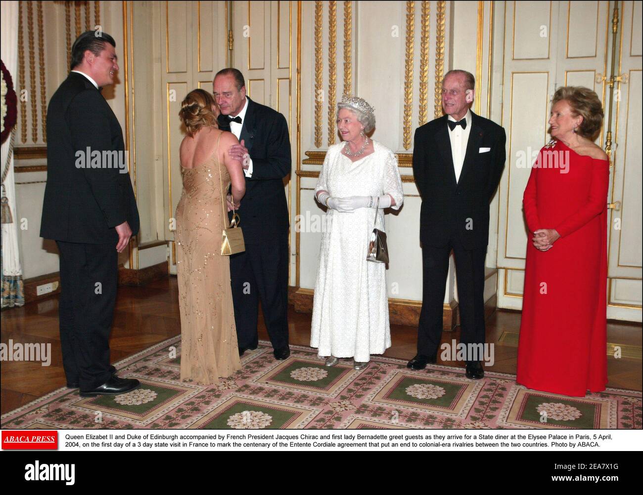 Regina Elisabetta II e Duca di Edimburgo accompagnati dal presidente francese Jacques Chirac e prima signora Bernadette accolgono gli ospiti quando arrivano per una cena di Stato al Palazzo Elysee a Parigi, 5 aprile 2004, Il primo giorno di una visita di Stato di 3 giorni in Francia per celebrare il centenario dell'accordo Entente Cordiale che ha posto fine alle rivalità dell'epoca coloniale tra i due paesi. Foto di ABACA. Foto Stock