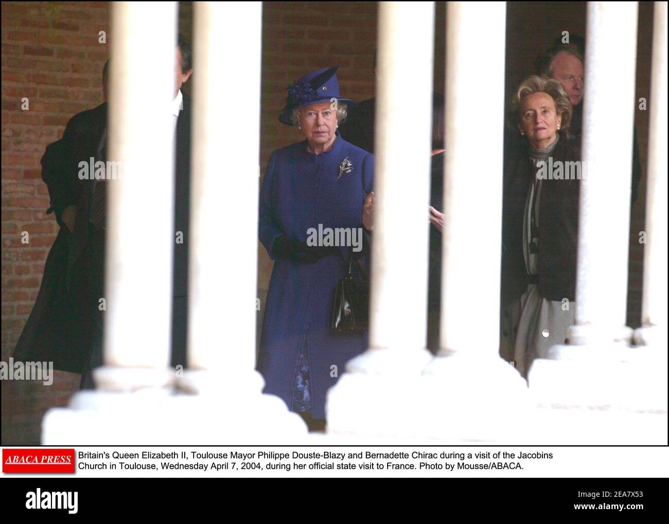 La Regina Elisabetta II, il Sindaco di Tolosa Philippe Douste-Blazy e Bernadette Chirac durante una visita della Chiesa giacobina a Tolosa, mercoledì 7 aprile 2004, durante la sua visita ufficiale di Stato in Francia. Foto di Mousse/ABACA. Foto Stock