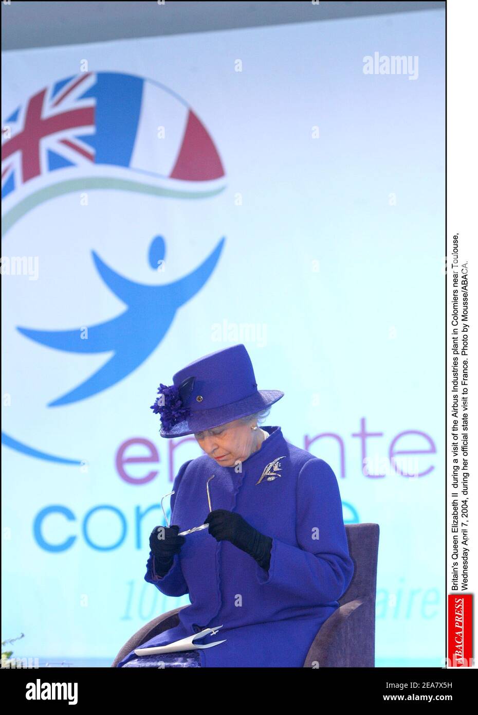 La Regina Elisabetta II della Gran Bretagna durante una visita dello stabilimento Airbus Industries a Colomiers vicino Tolosa, mercoledì 7 aprile 2004, durante la sua visita ufficiale di Stato in Francia. Foto di Mousse/ABACA. Foto Stock