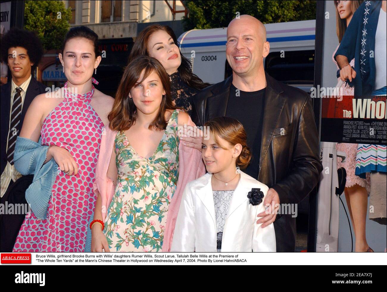 Los Angeles, California. 7 aprile 2004 Bruce Willis, fidanzata Brooke Burns con le figlie di Willis alla Premiere of the Whole Ten Yards al Mann's Chinese Theatre di Hollywood. Foto di Lionel Hahn/ABACA (nella foto: Bruce Willis, Brooke Burke, Rumer Willis, Scout Larue, Tallulah Belle Willis ) Foto Stock