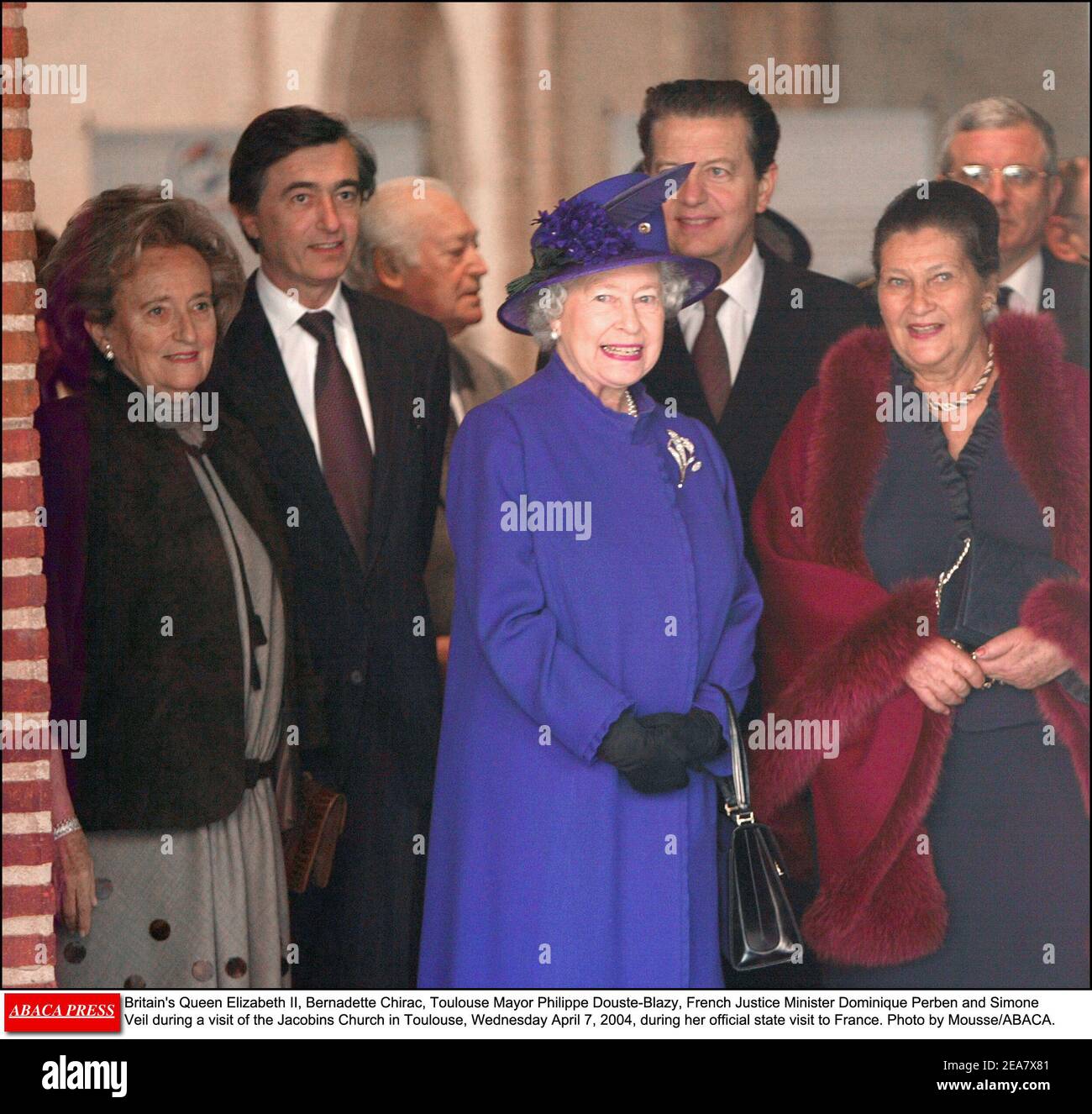 La regina britannica Elisabetta II, Bernadette Chirac, il sindaco di Tolosa Philippe Douste-Blazy, il ministro francese della Giustizia Dominique Perben e Simone Veil durante una visita della chiesa giacobina a Tolosa, mercoledì 7 aprile 2004, durante la sua visita ufficiale di Stato in Francia. Foto di Mousse/ABACA. Foto Stock