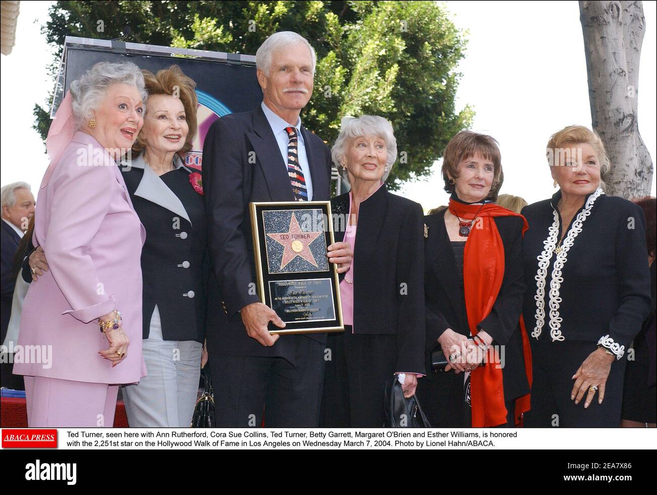 Ted Turner, visto qui con Ann Rutherford, Cora sue Collins, Betty Garrett, Margaret o'Brien ed Esther Williams, è onorato con la 2.51esima stella sulla Hollywood Walk of Fame a Los Angeles mercoledì 7 marzo 2004. Foto di Lionel Hahn/ABACA. Foto Stock