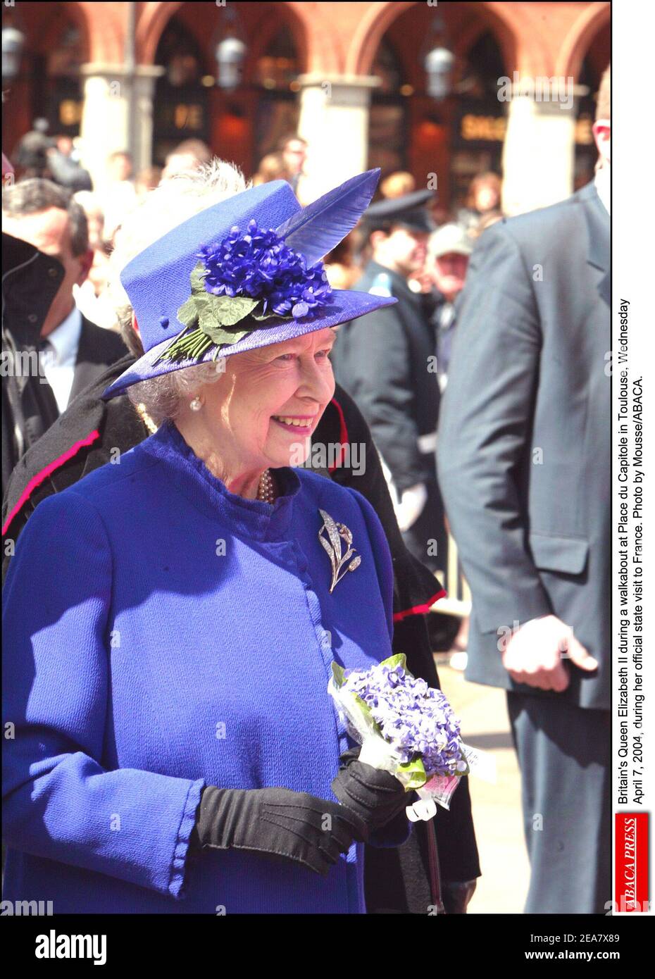 La Regina Elisabetta II della Gran Bretagna durante una passeggiata a Place du Capitole a Tolosa, mercoledì 7 aprile 2004, durante la sua visita ufficiale di Stato in Francia. Le è stata presentata una poia di fiori viola e una scatola di delizie violacee tra cui il miele violetto, così come il tè violetto - ha detto di essere una favorita della regina Victoria. Foto di Mousse/ABACA. Foto Stock