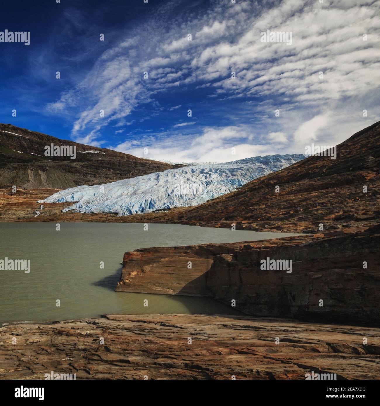 Paesaggio glaciale del ghiacciaio Austerdalsisen in Norvegia. Condizioni estive. Località turistica nella Norvegia settentrionale. Bella tecnica delle rocce e p. Foto Stock