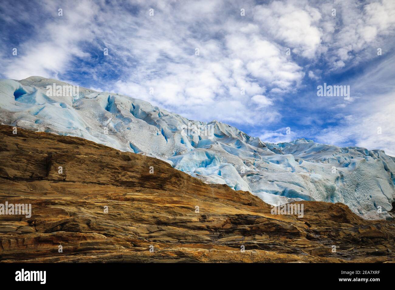 Paesaggio glaciale del ghiacciaio Austerdalsisen in Norvegia. Condizioni estive. Località turistica nella Norvegia settentrionale. Bella tecnica delle rocce e p. Foto Stock