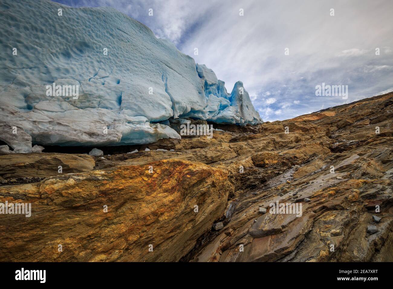 Paesaggio glaciale del ghiacciaio Austerdalsisen in Norvegia. Condizioni estive. Località turistica nella Norvegia settentrionale. Bella tecnica delle rocce e p. Foto Stock