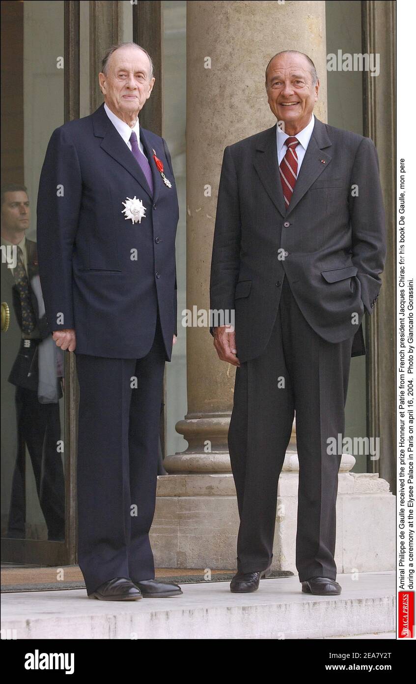 Amiral Philippe de Gaulle ha ricevuto il premio Honneur et Patrie dal presidente francese Jacques Chirac per il suo libro De Gaulle, mon pere durante una cerimonia al Palazzo Elysee di Parigi il 16 aprile 2004. Foto di Giancarlo Gorassini/ABACA . Foto Stock