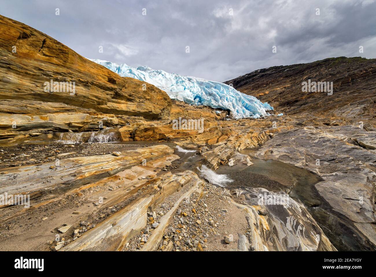 Paesaggio glaciale del ghiacciaio Austerdalsisen in Norvegia. Condizioni estive. Località turistica nella Norvegia settentrionale. Bella tecnica delle rocce e p. Foto Stock
