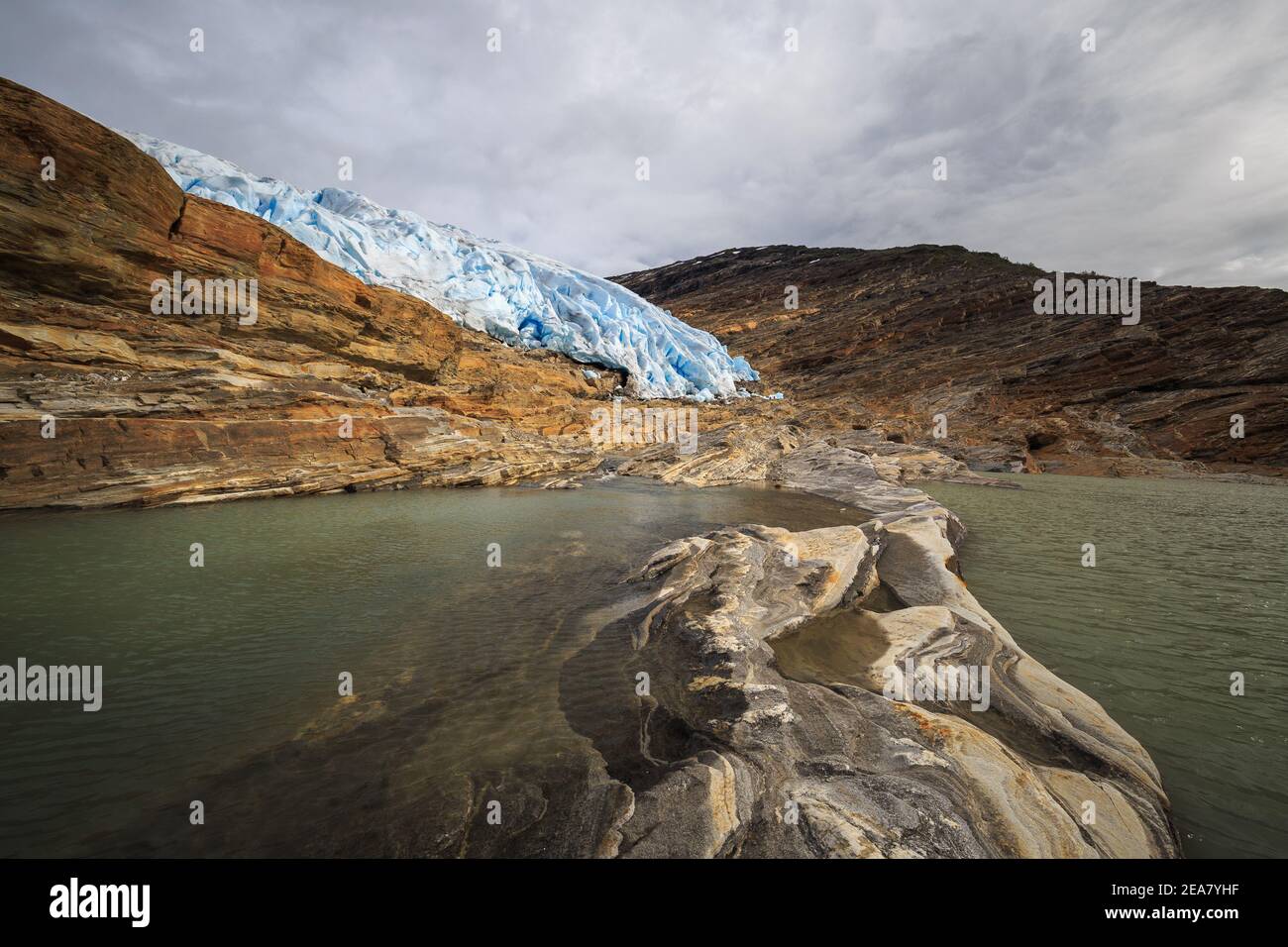 Paesaggio glaciale del ghiacciaio Austerdalsisen in Norvegia. Condizioni estive. Località turistica nella Norvegia settentrionale. Bella tecnica delle rocce e p. Foto Stock