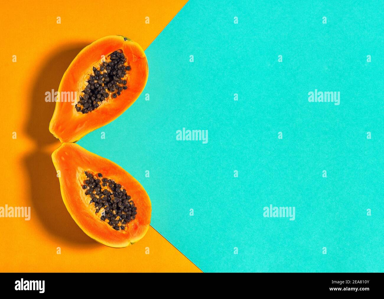 Fette di frutta di papaya su sfondo colorato. Modello di cibo creativo Foto Stock