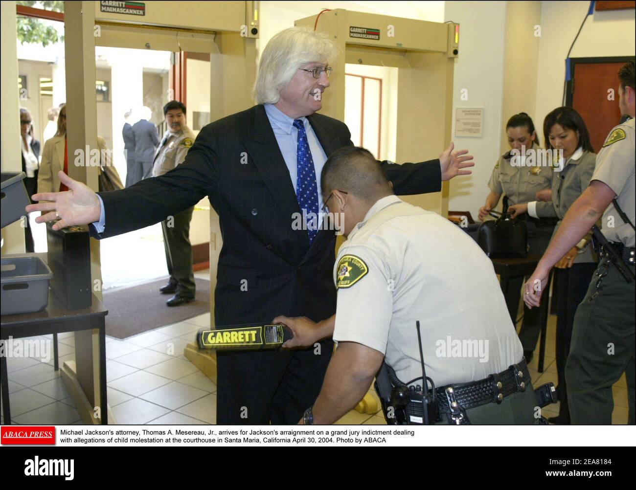 L'avvocato di Michael Jackson, Thomas A. Mesereau, Jr., arriva per l'arraignment di Jackson su una grande accusa della giuria che si occupa di accuse di molestazione di bambini al tribunale di Santa Maria, California 30 aprile 2004. Foto di ABACA Foto Stock