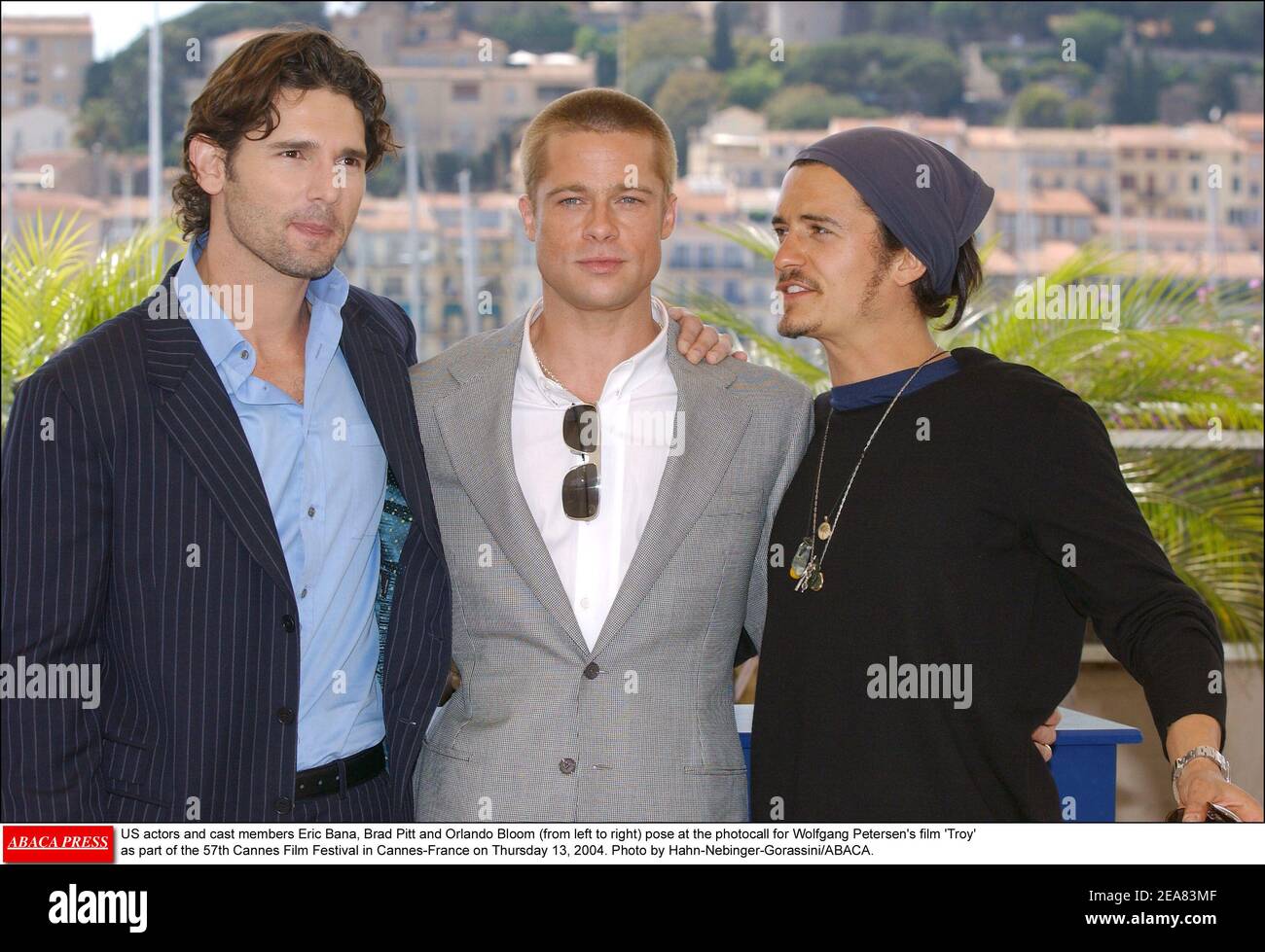 Attori E membri del cast USA Eric Bana, Brad Pitt e Orlando Bloom (da sinistra a destra) posano alla fotocellula per il film di Wolfgang Petersen 'Troy' come parte del 57° Festival di Cannes giovedì 13 maggio 2004. Foto di Hahn-Nebinger-Gorassini/ABACA. Foto Stock