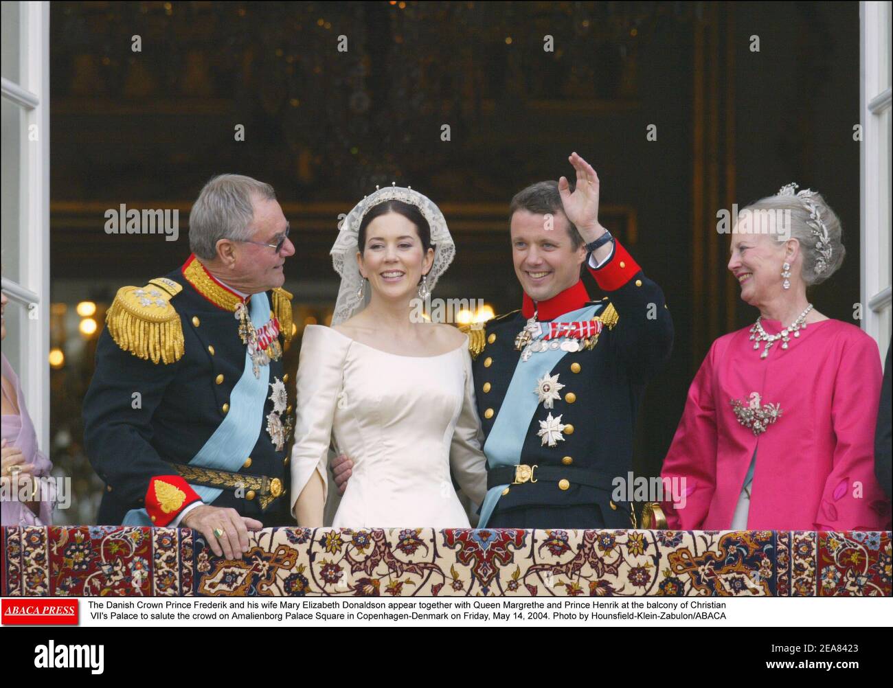 Il principe ereditario danese Frederik e sua moglie Mary Elizabeth Donaldson appaiono insieme alla regina Margrethe e al principe Henrik sul balcone del Palazzo del Cristiano VII per salutare la folla sulla piazza del Palazzo di Amalienborg a Copenhagen-Danimarca venerdì 14 maggio 2004. Foto di Hounsfield-Klein-Zabulon/ABACA Foto Stock