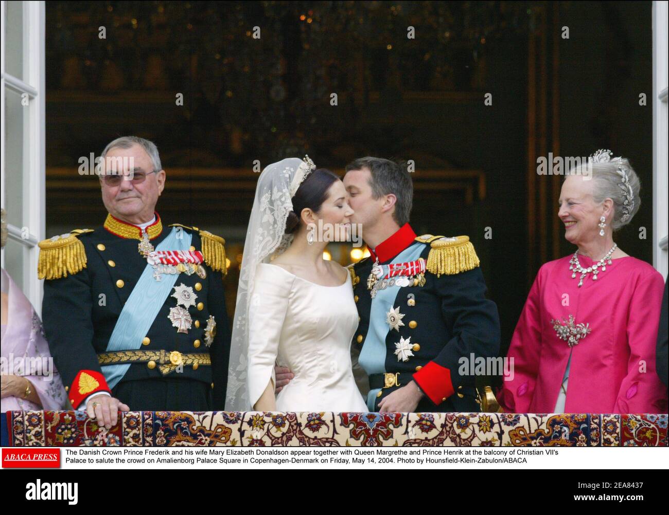 Il principe ereditario danese Frederik e sua moglie Mary Elizabeth Donaldson appaiono insieme alla regina Margrethe e al principe Henrik sul balcone del Palazzo del Cristiano VII per salutare la folla sulla piazza del Palazzo di Amalienborg a Copenhagen-Danimarca venerdì 14 maggio 2004. Foto di Hounsfield-Klein-Zabulon/ABACA Foto Stock