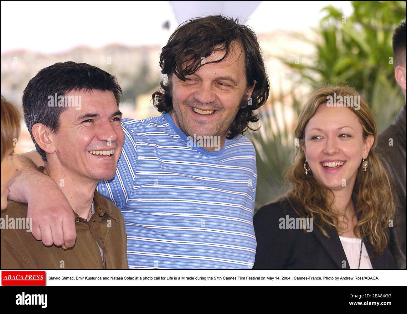 Slavko Stimac, Emir Kusturica e Natasa Solak ad una chiamata fotografica per la vita è un miracolo durante il 57esimo Festival di Cannes il 14 maggio 2004 , Cannes-Francia. Foto di Andrew Ross/ABACA. Foto Stock