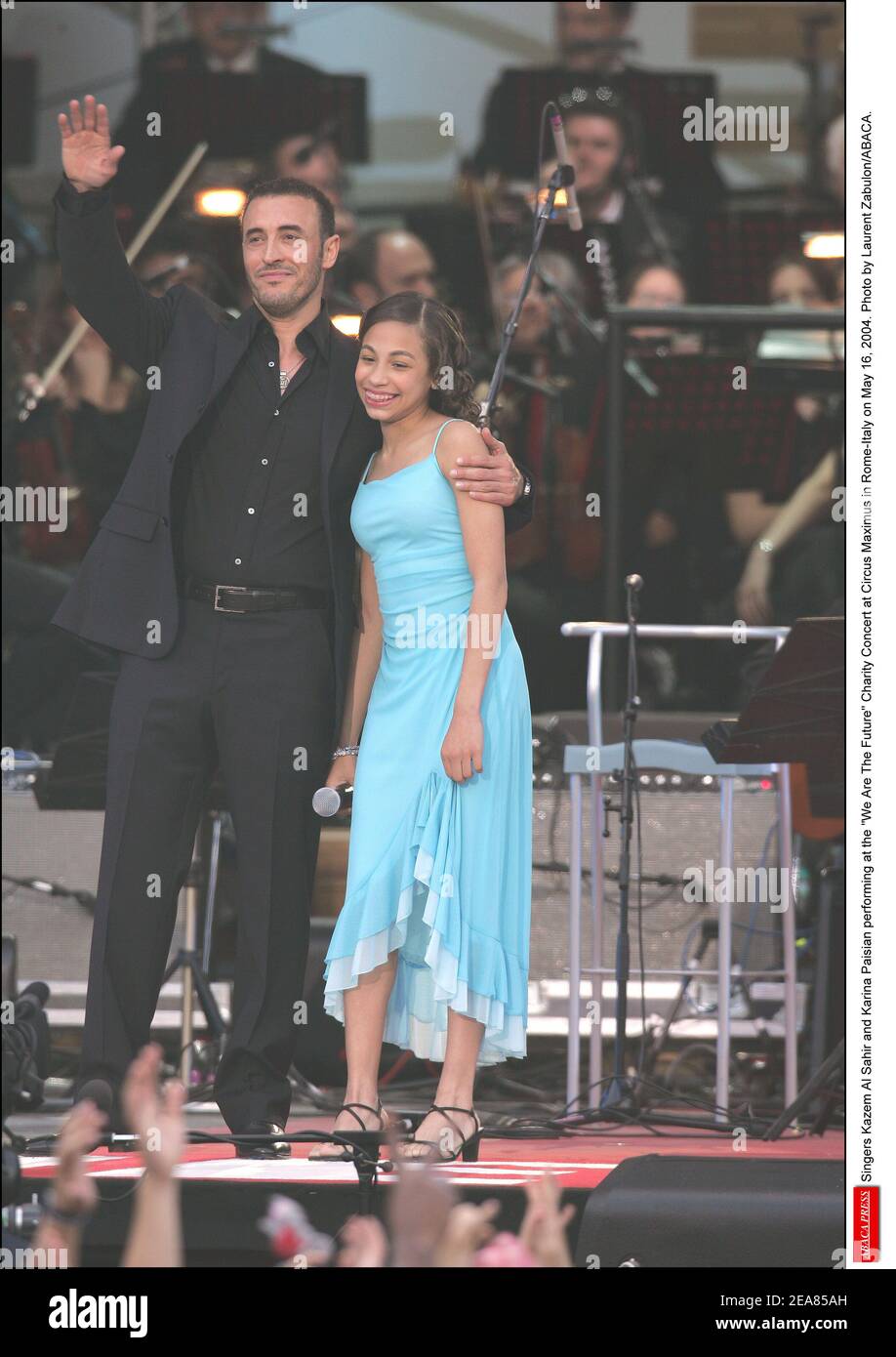 I cantanti Kazem al Sahir e Karina Paisian si esibiscono al Concerto We are the Future Charity al Circus Maximus di Roma-Italia il 16 maggio 2004. Foto di Laurent Zabulon/ABACA. Foto Stock