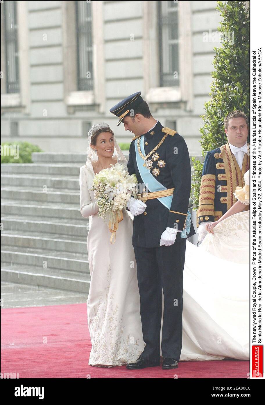 La coppia reale appena sposata, Principe ereditario delle Asturie Felipe di Spagna e Principessa delle Asturie Letizia di Spagna lasciano la Cattedrale di Santa Maria la Real de la Almudena a Madrid-Spagna sabato 22 maggio 2004. Foto di Abd Rabbo-Hounsfield-Klein-Mousse-Zabulon/ABACA. Foto Stock