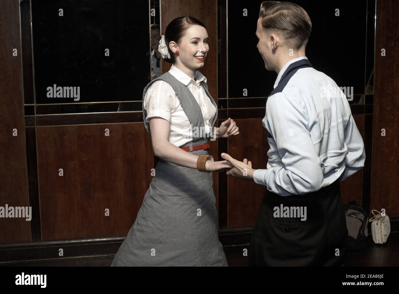 Giovane coppia swing danzare Lindy hopping e jiving alla musica retrò anni '40 50 in un club, Regno Unito Foto Stock