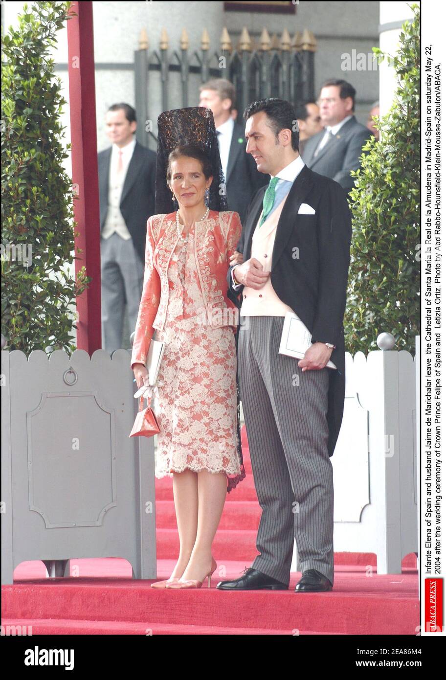 L'Infante Elena di Spagna e il marito Jaime de Marichalar lasciano la Cattedrale di Santa Maria la Real de la Almudena a Madrid-Spagna sabato 22 maggio 2004 dopo la cerimonia di nozze del principe ereditario Felipe di Spagna e Letizia Ortiz. Foto di Abd Rabbo-Hounsfield-Klein-Mousse-Zabulon/ABACA. Foto Stock