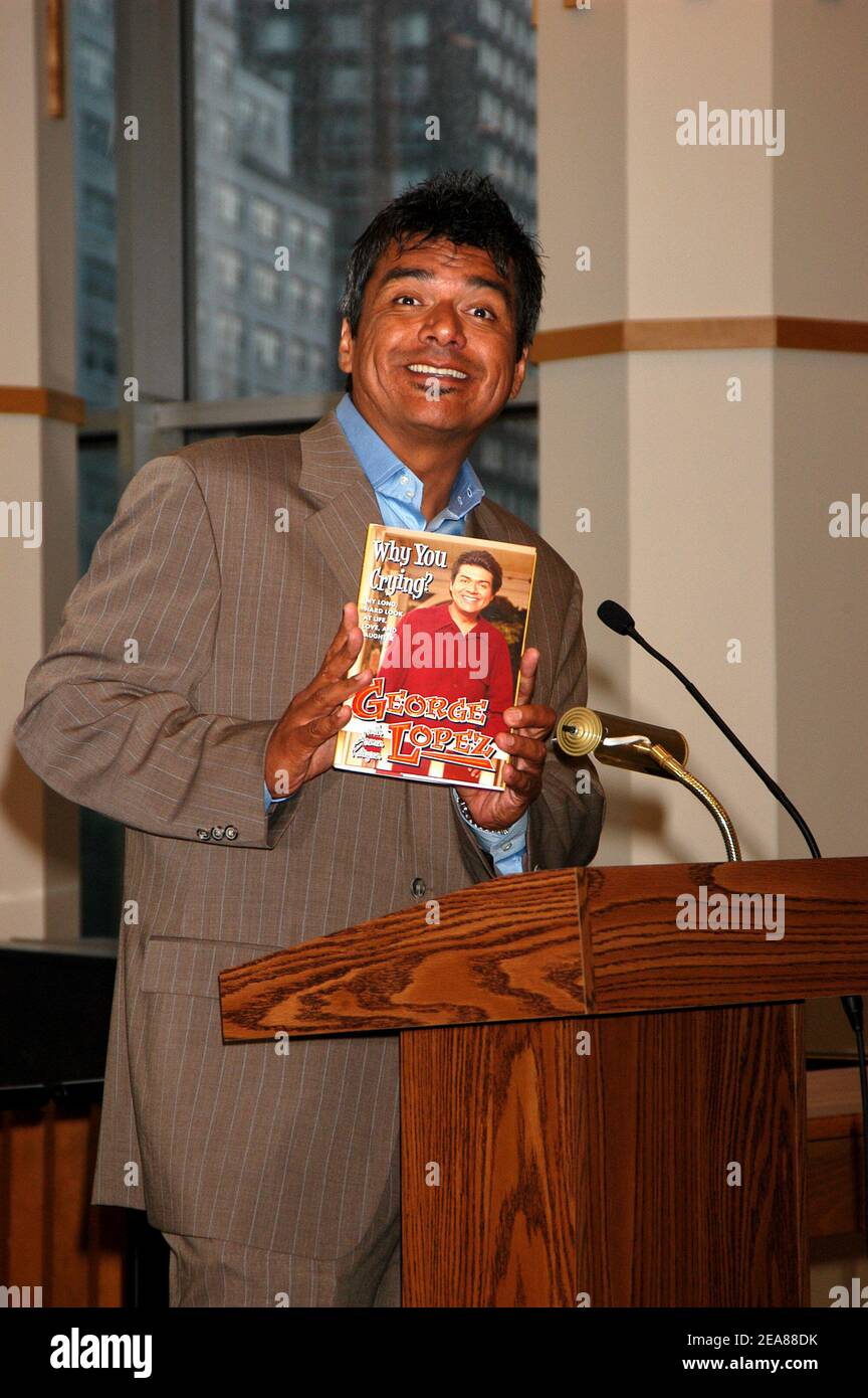 Il comico George Lopez promuove il suo libro perché piangete? A Barnes & Noble, a New York, NY, USA - 25 maggio 2004. Foto di Antoine Cau/Abaca Foto Stock