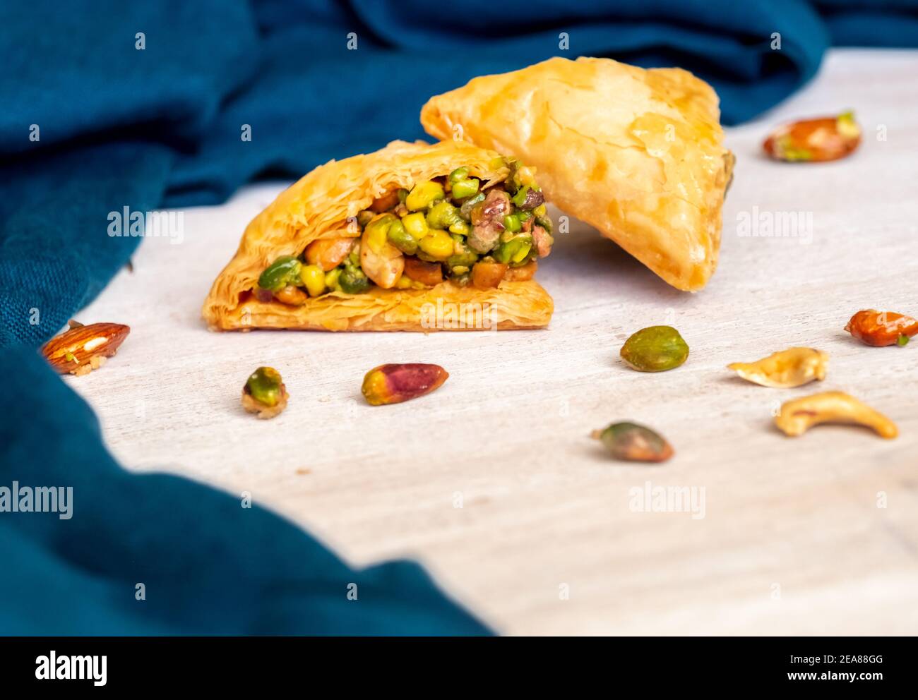 Dolci arabi chiamati baklava ripieni di pistacchio Foto Stock