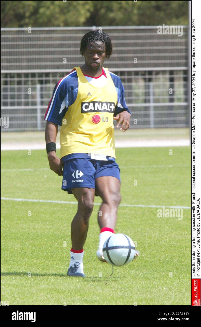 Louis Saha durante una sessione di allenamento con la nazionale francese di calcio a la Grande Motte-France il 27 maggio 2004 per preparare il prossimo Euro 2004 in Portogallo. Foto di Java/ABACA. Foto Stock