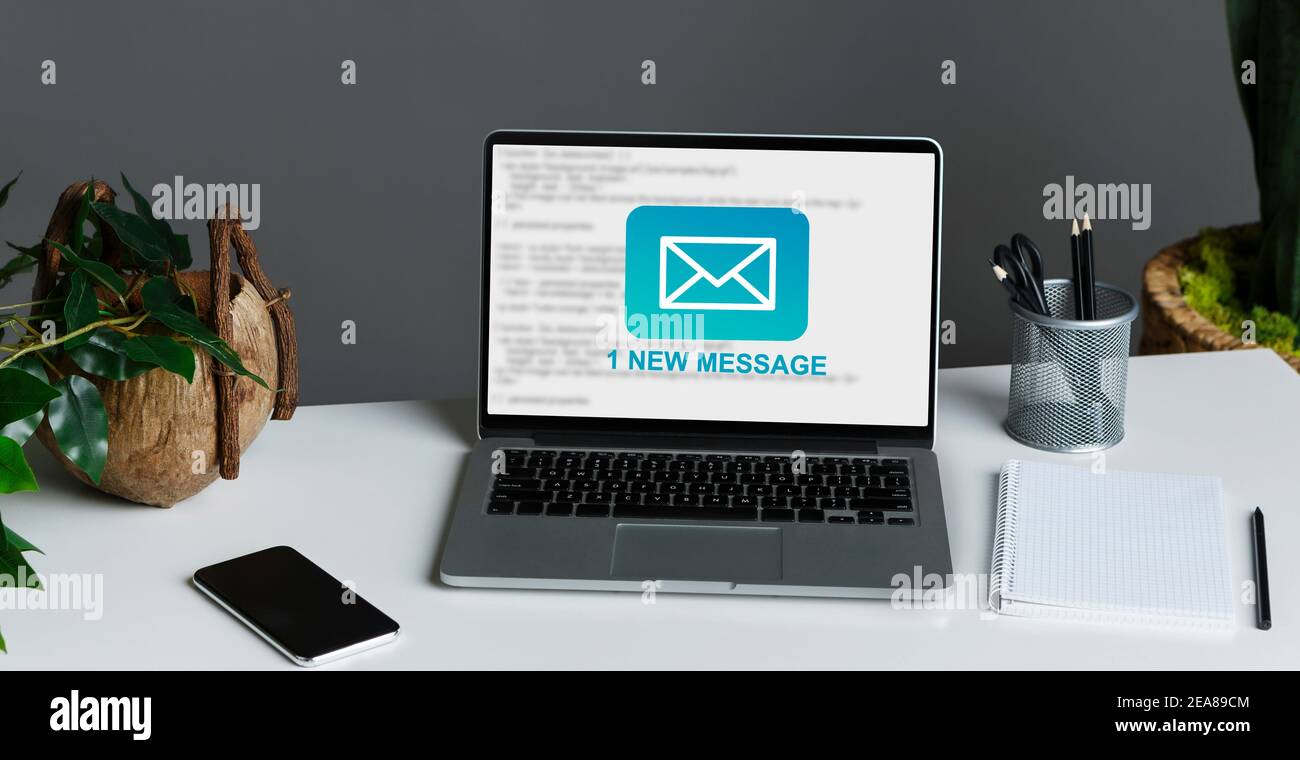 Notifica di nuovi messaggi e-mail sullo schermo del portatile in Office, Panorama Foto Stock