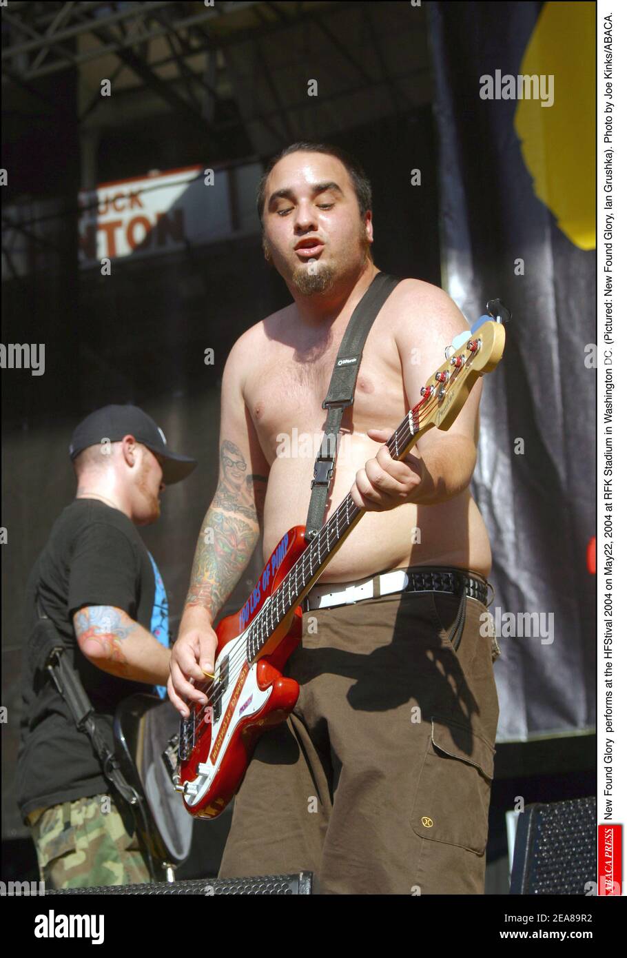 New Found Glory si esibisce all'HFStival 2004 il 22 maggio 2004 presso lo RFK Stadium di Washington DC. (Nella foto: Nuova Gloria trovata, Ian Grushka). Foto di Joe Kinks/ABACA. Foto Stock
