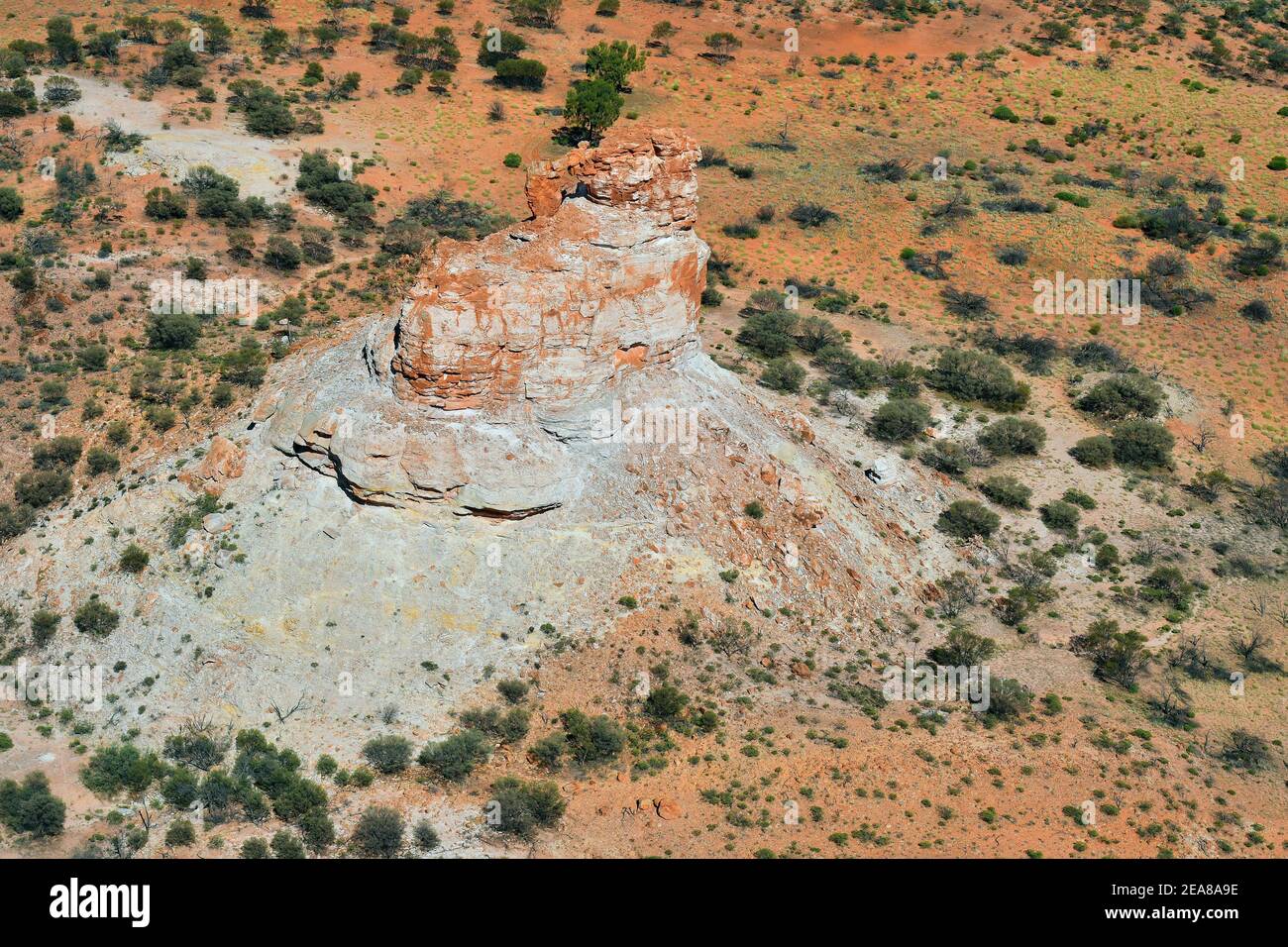 Australia, NT, vista aerea della riserva storica Chambers Pillar con Window Rock nell'Outback del territorio del Nord Foto Stock