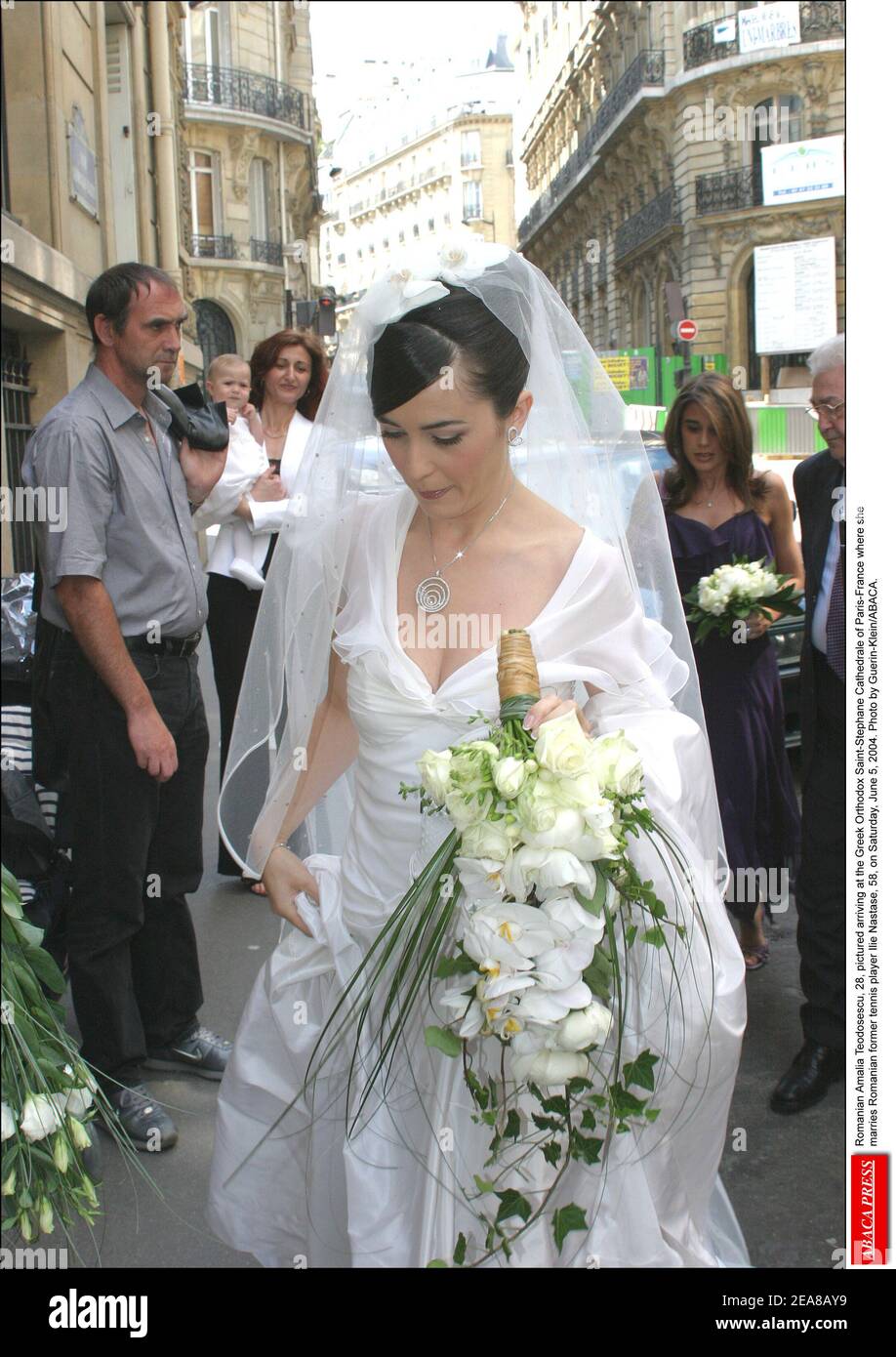 Romanian Amalia Teodosescu, 28, nella foto, arriva alla Cattedrale greco  ortodossa di Saint-Stephane di Parigi-Francia dove sposa rumeno ex tennista  Ilie Nastase, 58, sabato 5 giugno 2004. Foto di Guerin-Klein/ABACA Foto  stock -