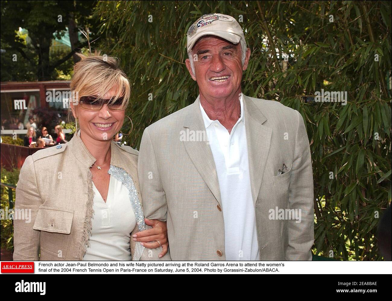 L'attore francese Jean-Paul Belmondo e sua moglie Natty hanno ritratto arrivando alla Roland Garros Arena per partecipare alla finale femminile del 2004 French Tennis Open di Parigi-Francia sabato 5 giugno 2004. Foto di Gorassini-Zabulon/ABACA. Foto Stock