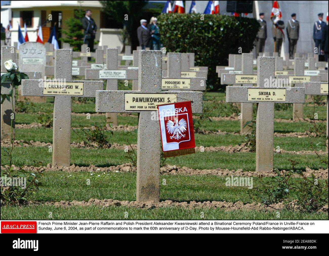 Il primo ministro francese Jean-Pierre Raffarin e il presidente polacco Aleksander Kwasniewski hanno partecipato alla cerimonia di Binational Polonia/Francia a Urville-Francia domenica 6 giugno 2004, come parte delle commemorazioni per il 60° anniversario del D-Day. Foto di Mousse-Hounsfield-Abd Rabbo-Nebinger/ABACA. Foto Stock