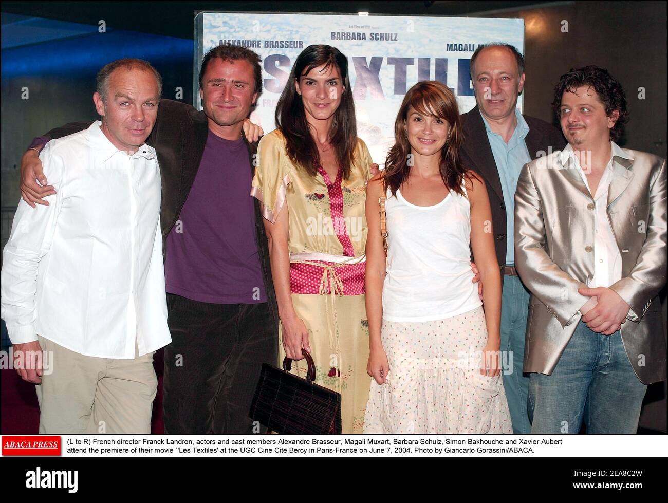 (Da L a R) il regista francese Franck Landron, attori e membri del cast Alexandre Brasseur, Magali Muxart, Barbara Schulz, Simon Bakhouche e Xavier Aubert partecipano alla prima del loro film `'Les Textiles' all'UGC Cine Cite Bercy a Parigi-Francia il 7 giugno 2004. Foto di Giancarlo Gorassini/ABACA. Foto Stock