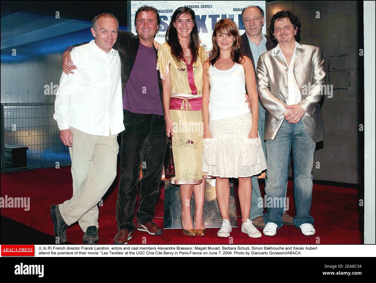 (Da L a R) il regista francese Franck Landron, attori e membri del cast Alexandre Brasseur, Magali Muxart, Barbara Schulz, Simon Bakhouche e Xavier Aubert partecipano alla prima del loro film `'Les Textiles' all'UGC Cine Cite Bercy a Parigi-Francia il 7 giugno 2004. Foto di Giancarlo Gorassini/ABACA. Foto Stock