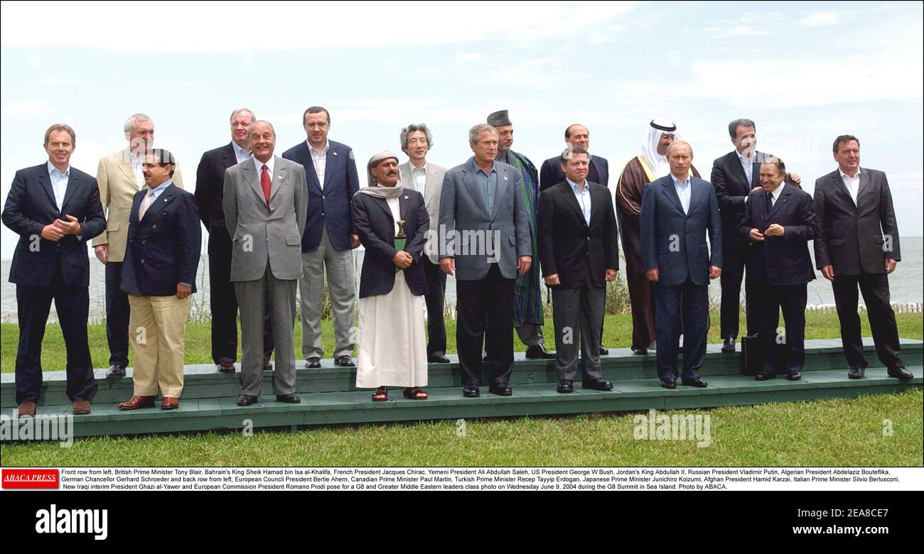 Prima fila da sinistra, primo ministro britannico Tony Blair, re del Bahrain Sheik Hamad bin Isa al-Khalifa, presidente francese Jacques Chirac, presidente yemenita Ali Abdullah Saleh, presidente americano George W Bush, re Giordano Abdullah II, presidente russo Vladimir Putin, presidente algerino Abdelaziz Bouteflika, Il Cancelliere tedesco Gerhard Schroeder e la fila posteriore da sinistra, il Presidente del Consiglio europeo Bertie Ahern, il primo Ministro canadese Paul Martin, il primo Ministro turco Recep Tayyip Erdogan, il primo Ministro giapponese Junichiro Koizumi, il Presidente afgano Hamid Karzai, il primo Ministro italiano Silvio Berlusconi Foto Stock