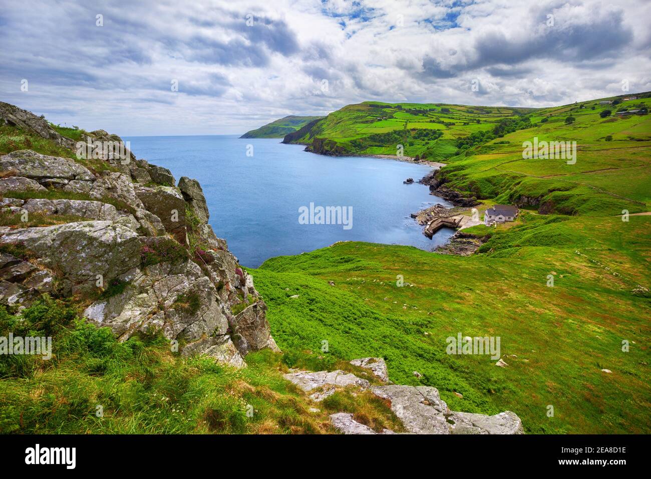 Vista da Torr Head sulla Causeway Coast del Nord Irlanda in una giornata di sole Foto Stock