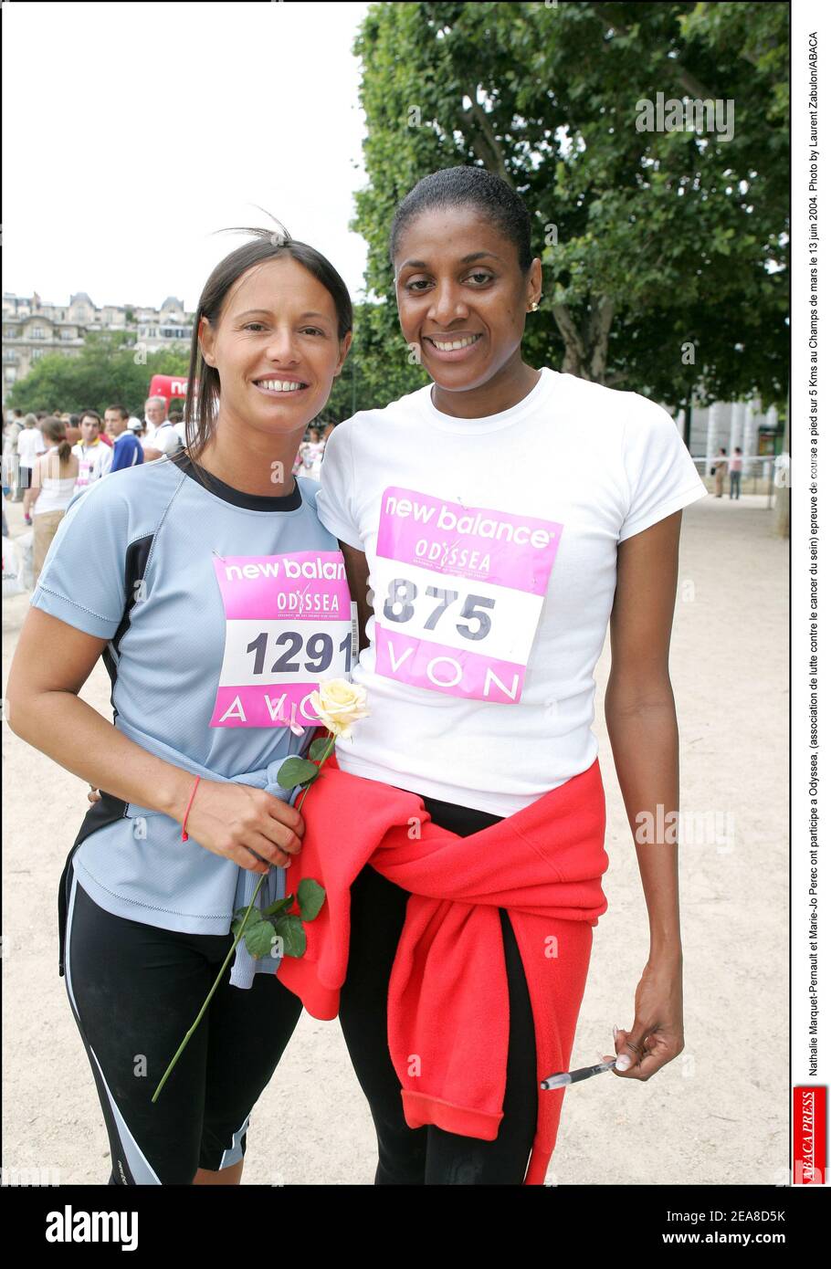 Nathalie Marquez-Pernaut et Marie-Jo Perec ont participe a Odyssea, (Association de lutte contre le cancer du sein) epreuve de course a pied sur 5 km au Champs de Mars le 13 juin 2004. Foto di Laurent Zabulon/ABACA Foto Stock