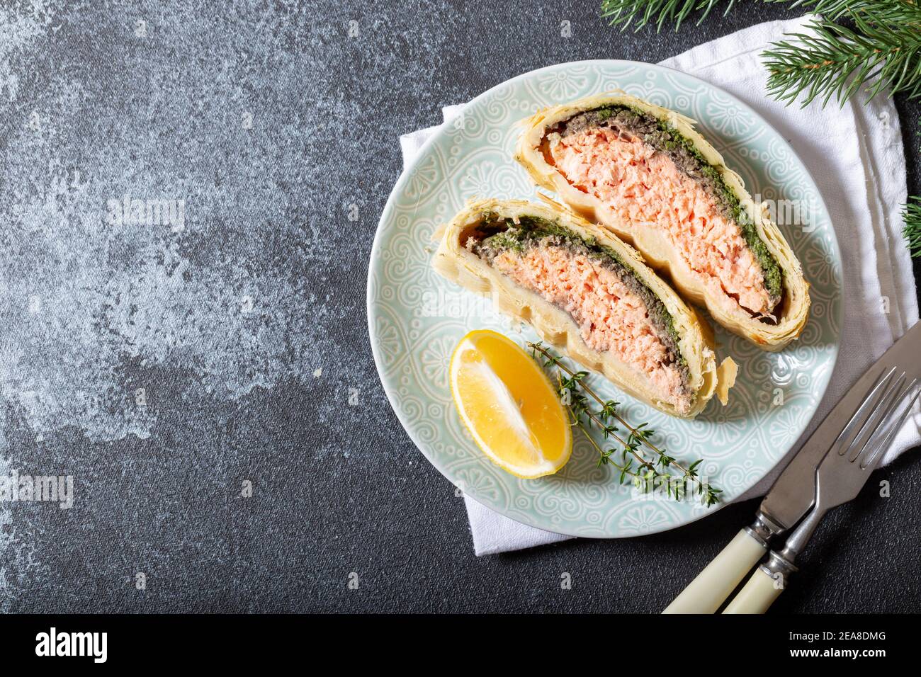 Wellington al salmone fatto in casa. E' composto da pesce salmone, spinaci, funghi, spezie, erbe e pasta sfoglia. Spazio di copia Foto Stock